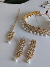 Load image into Gallery viewer, Kundan Style Floral Necklace and Tikka Set
